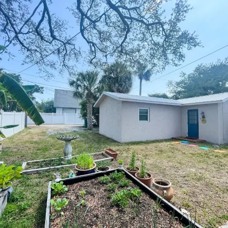 Cozy, Coastal Cottage in Art District
