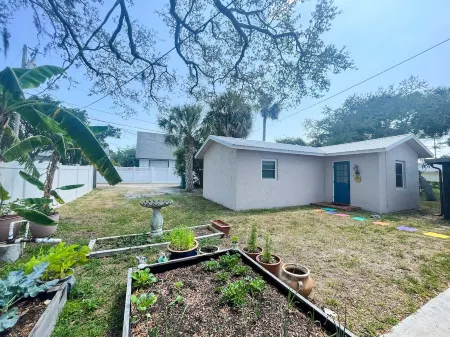 Cozy, Coastal Cottage in Art District Отели в г. Мельбурн