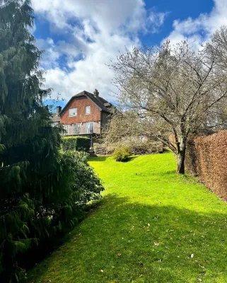 Hilltop walkers paradise with a view, sleeps 10