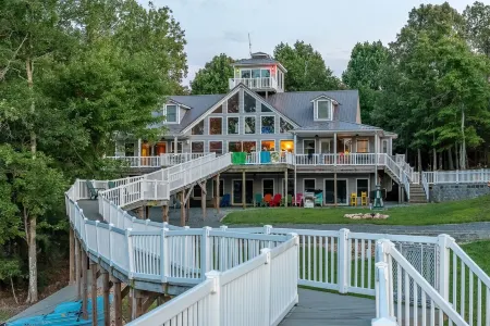 Breathtaking ICONIC Lake Anna Waterfront Property Отели в г. Каку