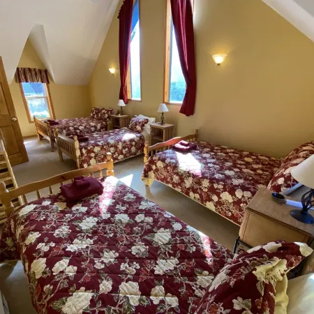 The Gingerbread Cottage - 2.5 acres, craft or meeting room