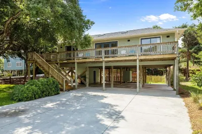 Sea Cabana-Family Beach House 200ft to the Sound and 900ft to the Beach Hotels near Public Beach Access(No Parking)