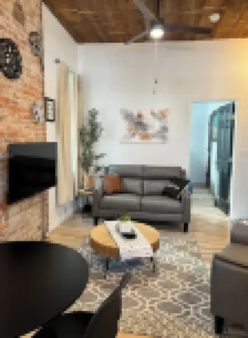 Chic & Cozy Downtown Apartment, Walk to Downtown, Restaurants, the Lake