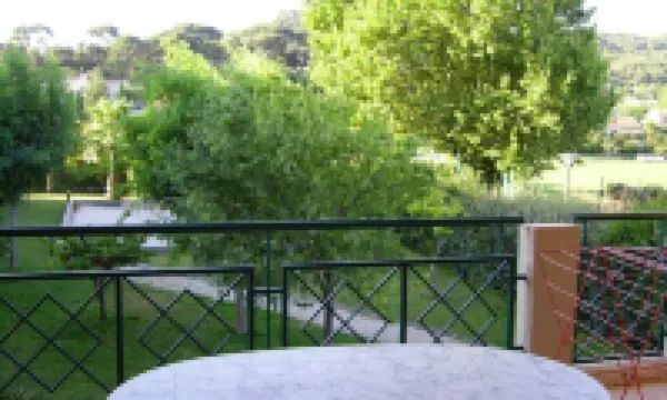 Trois Pièces , Terrasse, 15' à Pied de la mer Hotels in Saint-Cyr-sur-Mer