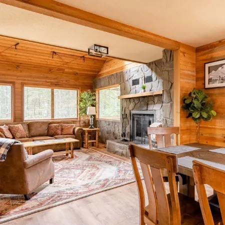 MT HOOD CABIN! Remodeled, 2500 sq ft, Sleeps 12!