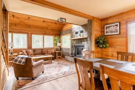 MT HOOD CABIN! Remodeled, 2500 sq ft, Sleeps 12!