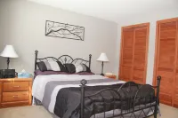 Fantastic Townhouse on Mount Snow Shuttle – Prime Location for Your Adventure!
