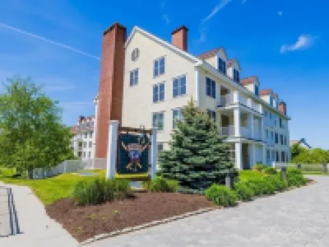 Beautifully renovated 2 bedroom condo in Stratton VT - walk to Village/Lifts! Hotels in Stratton Mountain