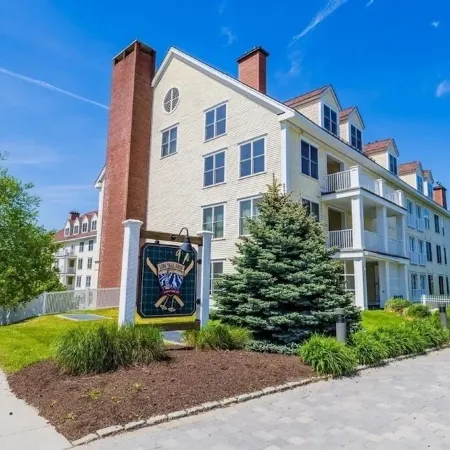 Beautifully renovated 2 bedroom condo in Stratton VT - walk to Village/Lifts!