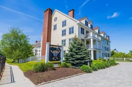 Beautifully renovated 2 bedroom condo in Stratton VT - walk to Village/Lifts!