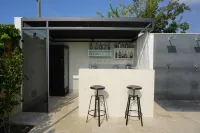 Romantic villa with pool, 5 minutes from the beach 希克利住宿飯店