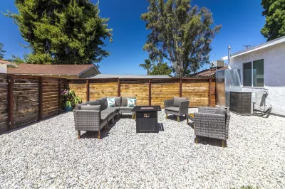 Music themed home, PacMan Arcade, Sleeps 9, BBQ, Fire Pit, Wi-Fi Hotels near University of Redlands