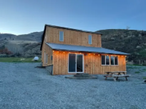 Charming Guest Cabin Nestled on Stunning 30-acre Vineyard near Lake Chelan