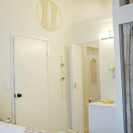 Downtown Vaulted Luxe Haus-near Napa. Walk Downtown. Pet-Friendly!