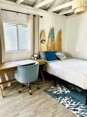 Hidden Cozy bungalow close to DT, beaches, & base // pet-friendly //