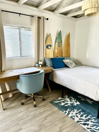 Hidden Cozy bungalow close to DT, beaches, & base // pet-friendly //