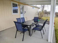 E-Town House, Peaceful Country Get-Away, Local Gem Close to Town, Pac-Man Arcade