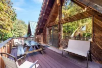 Cabin on Peaceful creek w/ hot tub, sauna, firepit- minutes from Hurricane Ridge