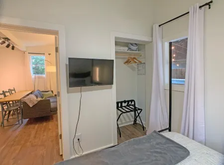 Centrally Located Urban Cabin 1Bedroom KING bed