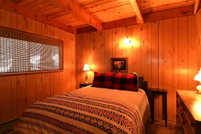 Vintage Pinecrest cabin with HUGE deck- 5 minutes to Pinecrest Lake Hotels near Yosemite National Park Sign