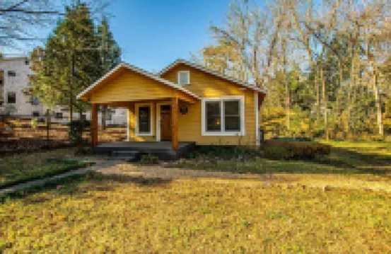 Cozy 2 Br, 2 BA Cottage in Downtown Dahlonega!