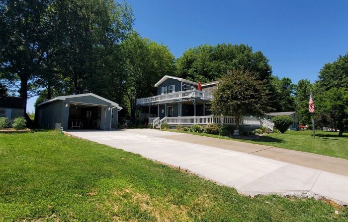 Lakehouse with Game Room, Direct Water Access, and Kayaks Included!