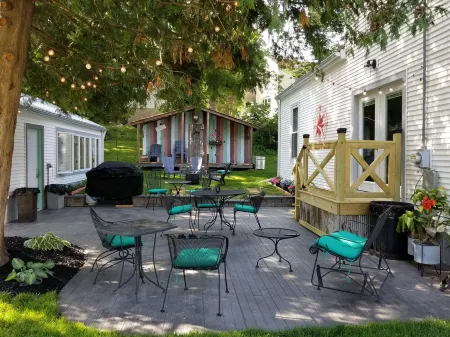 Spacious Yet Cozy, Newly Remodeled Home Steps Away from the Surf Ballroom. Отели в г. Клир Лейк