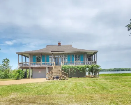 Beach House on Chesapeake Bay! Hotels in Mathews County