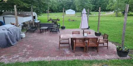 Sunset cottage complete w/large deck, fire pit and mins away from public beach