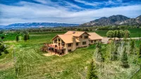 Quiet country getaway with STUNNING VIEWS, 4 bedrooms, 3 1/2 bath, large garage. Hotels near Rifle