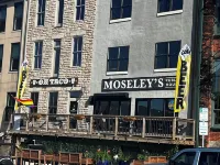 Sleeps 8 in Downtown Sandusky Minutes from Cedar Point &Sports Force