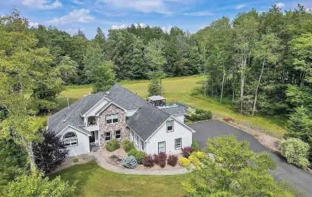 Poconos Spacious 6-bedroom house in marvelous Blakeslee with Pool & Gamerooms
