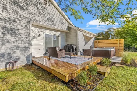 The Luxe/Hot Tub/Putt Putt/10 Miles Shaker Village