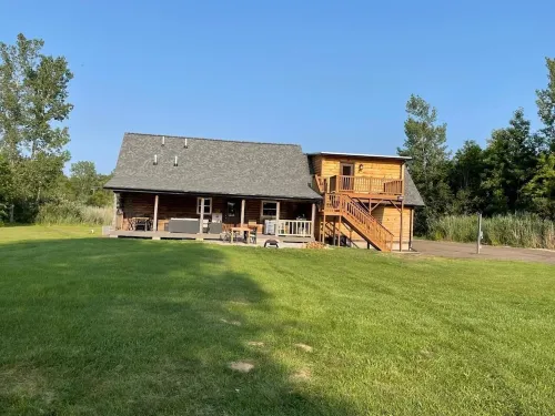 Log home on 17 Acres w/ Modern Amenities - near Frankenmuth Hotels in Tuscola County