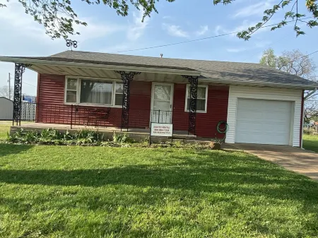 Cozy house/attached garage close to Lucas Oil Race Track and Pomme De Terre Lake