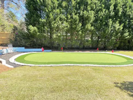 Green Acres - Putting Green, King Bed, Close to Downtown