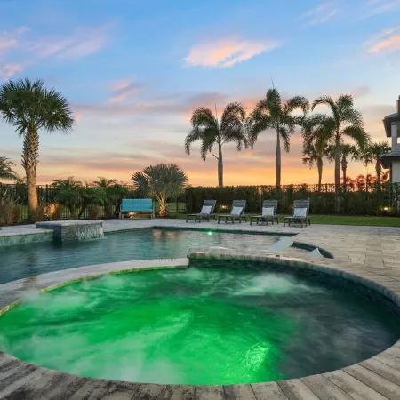 CLOSE TO DISNEY / FREE SHUTTLE / PRIVATE POOL AND SPA