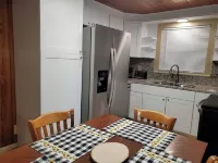 Cozy 2-bedroom cottage with WiFi and AC in pleasant Pigeon Forge - On the River!