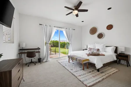 Unique Bermuda Escape with Pool/Spa & King Size Bed!