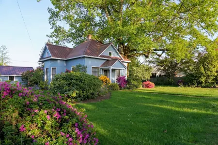 Swanky Historic Farmhouse in Downtown Carlton