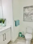 Cozy 1-bedroom apartment in pleasant Sarasota with WiFi, AC, fitness room