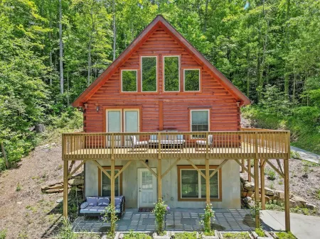 AVL Getaway •  Hot Tub •  Mnt View • Decks •  Pool Table