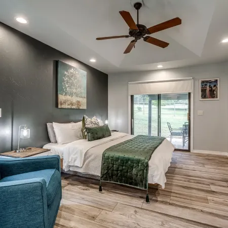 Private Cabin on acreage with pool & tennis court!