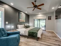 Private Cabin on acreage with pool & tennis court! Hotel a Edmond