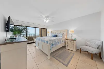 Walls of windows overlooking the blue ocean!
