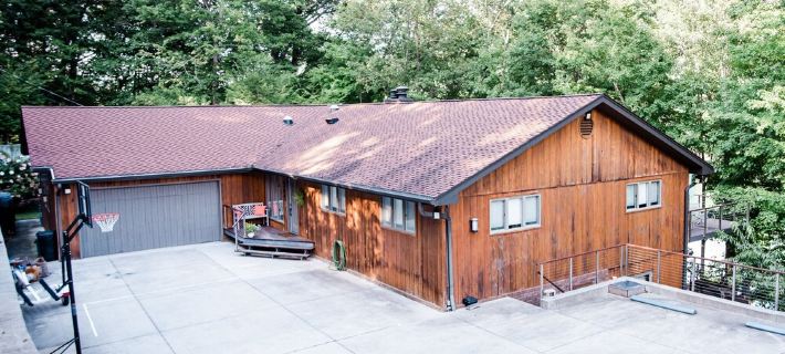 Lakeside Luxury: Spacious 6-Bdrm Lodge with Dock Hotels in Campbell County