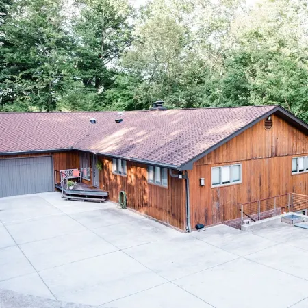 Lakeside Luxury: Spacious 6-Bdrm Lodge with Dock