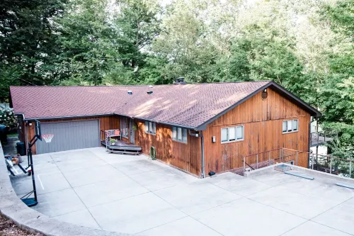 Lakeside Luxury: Spacious 6-Bdrm Lodge with Dock