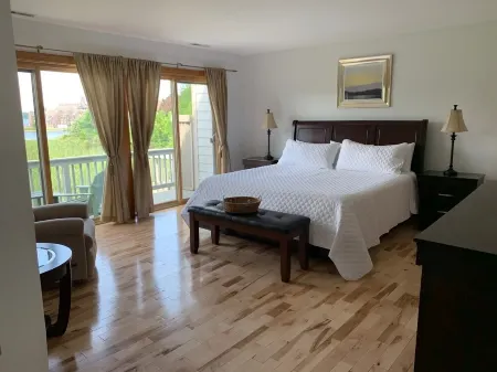 SPRING SPECIALS! Relaxing River Oasis & Dock