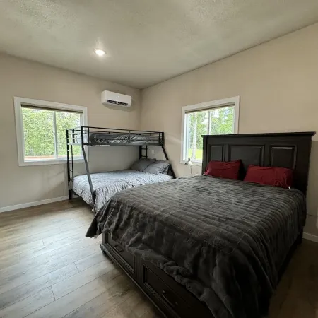 Sleeps up to16! Family Friendly! Newly Renovated, steps from the Golf Course! Отели в г. Либби